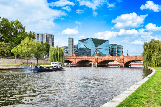 Moltkebr&uuml;cke &uuml;ber die Spree vor dem Berliner Hauptbahnhof