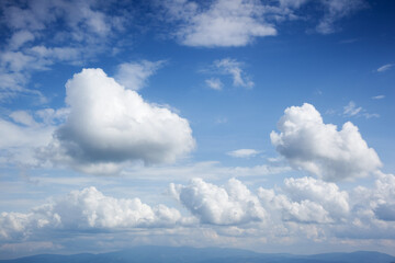 Obraz premium Fantastic view of the azure sky on a sunny day with fluffy clouds.