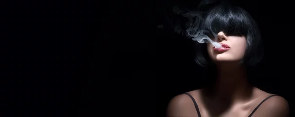 Fotobehang Vrouwen Portret van een sensuele vrouw met pony vaping. Mooie sexy vrouw aan het vapen