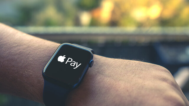 Apple watch series 5 apple pay hot sale