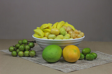 Fotografía de Frutas tropicales. Mamon, Jocote y Mango.