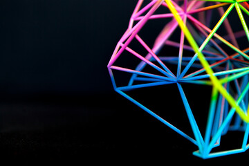 Vernetze Struktur in bunten Farben. 3D gedruckte Netz Struktur. Networked structure in bright...