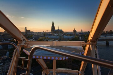 Blick vom Riesenrad am Schokoladenmuseum auf den Kölner Dom