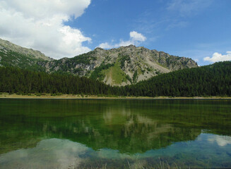 Fototapeta na wymiar Lago de aguas transparentes y color intenso 2