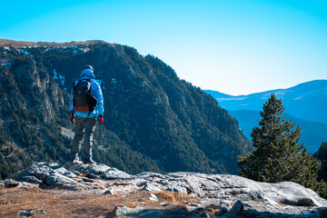 Fototapeta premium Joven observando el paisaje desde lo alto. Young man observing the landscape from above. 