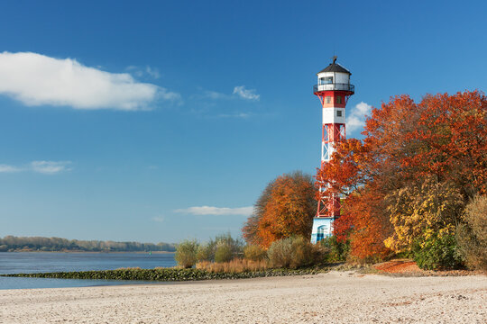 Herbst am Strand der Elbe bei Hamburg mit dem Leuchtturm Wittenbergen.
