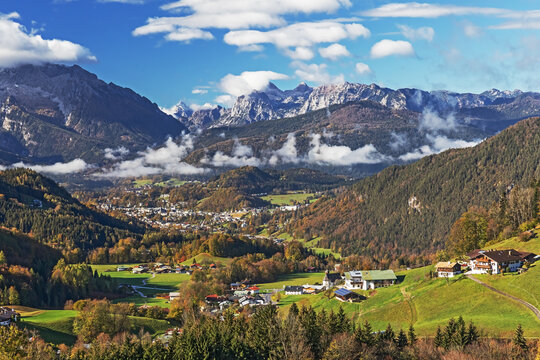 Blick über das Berchtesgadener Land mit der Stadt Berchtesgaden. Landschaft mit Bergen, Wäldern und Weiden in Bayern...