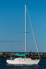 Naklejka premium Sailing into port 