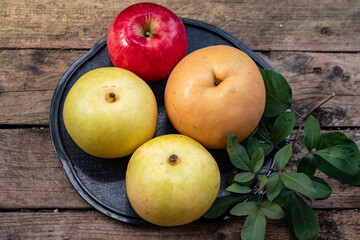 お盆にのせた梨とりんご/ナシ、リンゴ/20世紀梨/新高梨/ニイタカナシ