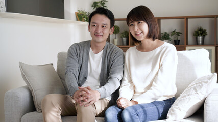 テレビを観るカップル