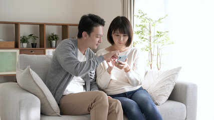 スマートフォンを観るカップル