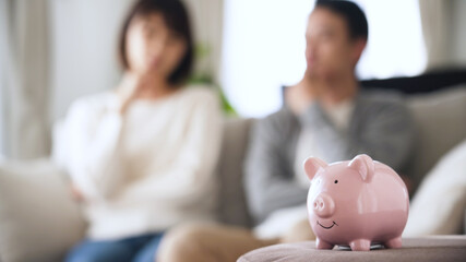 お金について話し合うカップル