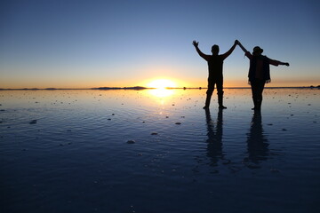 Fototapeta premium silhouette of a person jumping on the beach