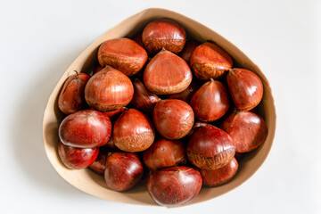 栗の形のわっぱにぎっしり詰まった栗/白背景