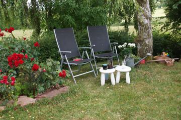 Die ruhige Ecke im Garten lädt ein, dort zu entspannen, Kaffee zu trinken und ein Buch zu lesen....