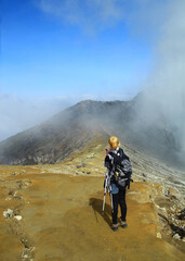 Obraz premium A woman walk at the top of Ijen Crater Banyuwangi East Java Indonesia