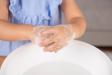 ハンドソープで手を洗う子ども