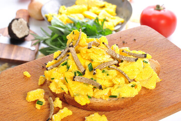 Scrambled eggs on bread with grated summer truffle