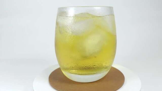氷を入れたグラスに注いだアップルジュース