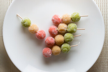 白いお皿と美味しい三色団子の和菓子