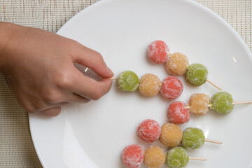 美味しい三色団子を取る子供の手