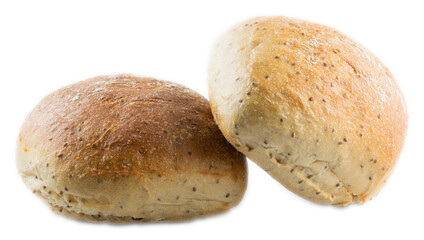 Frische Roggen-Dinkel-Chia-Brötchen aus der Backstube. Freigestellt, keine Schatten.