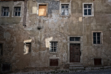 Fototapeta na wymiar Die verwitterte Fassade eines alten, verlassenen Hauses
