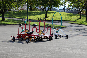 公園にある面白い形のキッズ自転車