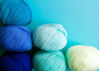 Columnarized acrylic yarn on a light blue background. A graph in the form of a nuanced gradient.