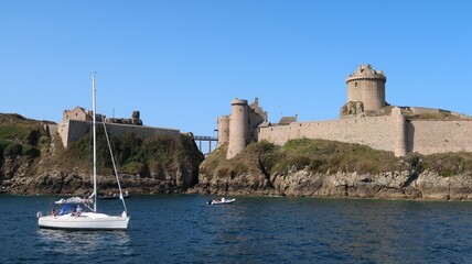 Fort la Latte ou ch&acirc;teau de la Roche Goyon, dans les C&ocirc;tes-d'Armor en Bretagne, au bord de la mer, avec un voilier (France)