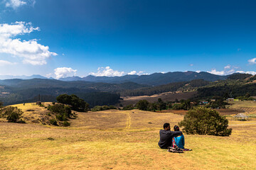 Fototapeta premium a couple and the dramatic blue sky at Pykara shooting point