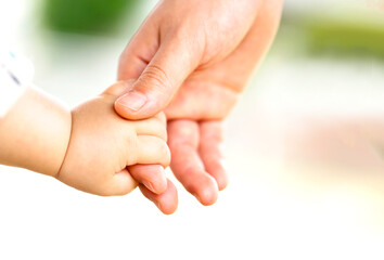 母親と赤ちゃんが手をつなぐ　親子の触れ合い
