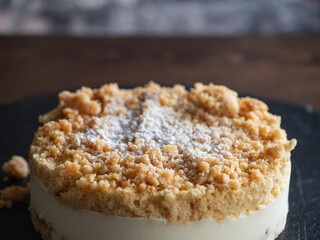 チーズケーキの上に乗ったスポンジの飾りのクローズアップ。