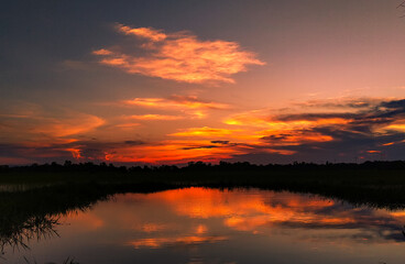Fototapeta na wymiar Beautiful sunset over the lake.