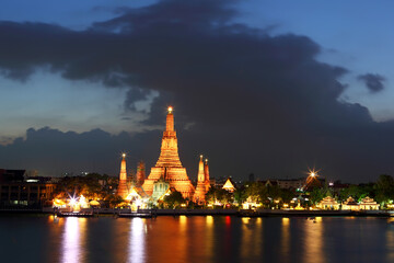 Obraz premium Beautiful night of Wat Arun Buddhist religious places in twilight time, Bangkok of Thailand