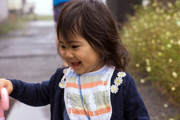 雨の中を散歩する女の子