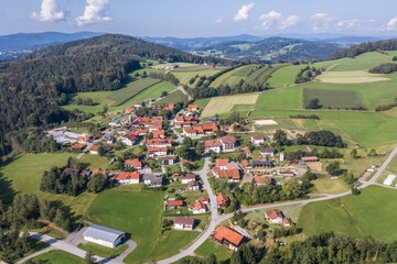 Fototapeta na wymiar Bild einer Luftaufnahme mit einer Drohne des Dorf Grueb bei Grafenau im bayerischen Wald mit Bergen und Landschaft, Deutschland