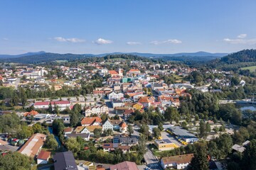 Naklejka na ściany i meble Bild einer Luftaufnahme mit einer Drohne der Stadt Grafenau im bayerischen Wald mit Bergen Arber Rachel und Lusen im Hintergrund, Deutschland