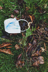 Mund-Nasen-Schutz-Maske weggeworfen in der Natur