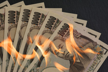 紙幣　燃える炎
