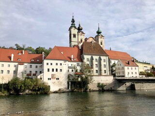 Fototapeta na wymiar Panorama der Stadt Steyr in Oberösterreich mit Kirche und Fluß, Österreich