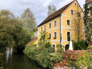 Gelbes Haus mit Garten am Wehrgraben in Steyr, Oberösterreich