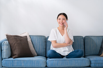 Obraz premium 女性 ソファ
