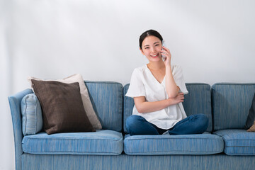 Obraz premium 女性 ソファ