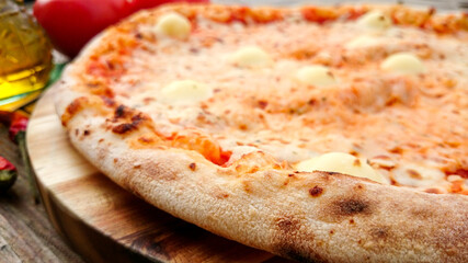 pizza margherita entière sur une table en bois