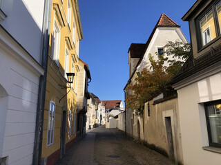 Fototapeta premium Häuser in der Berggasse von Steyr in Oberösterreich, Österreich