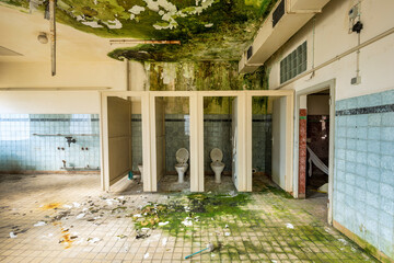 Pfusch am Bau führt häufig zu Feuchtigkeit und Schimmel im Gebäude und bedeutet Ende und Abriß.