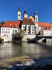 Fototapeta na wymiar Panorama der Stadt Steyr in Oberösterreich mit Brücke, Kirche und Fluß, Österreich