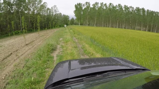 off-road camera-car su sterrato, campi e fango - seguiamo un LandRover Defender - a bordo di un Freelander 2 - zona Lomellina - Italia