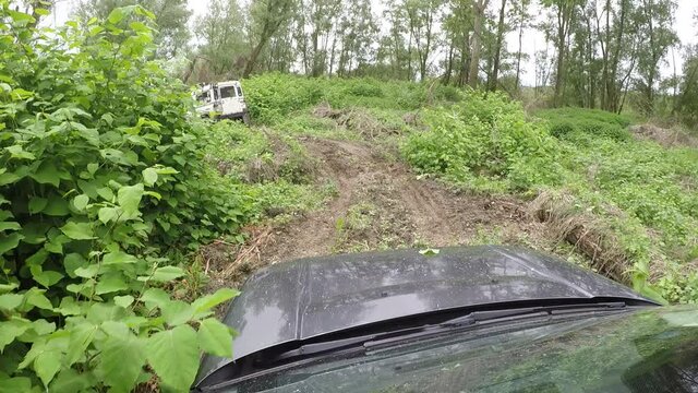 off-road camera-car su sterrato, campi e fango - seguiamo un LandRover Defender - a bordo di un Freelander 2 - zona Lomellina - Italia